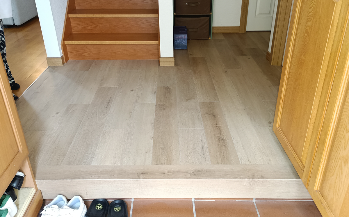 壁紙補修ゼロ・低コスト・短工期<br />
シロアリ補修工事