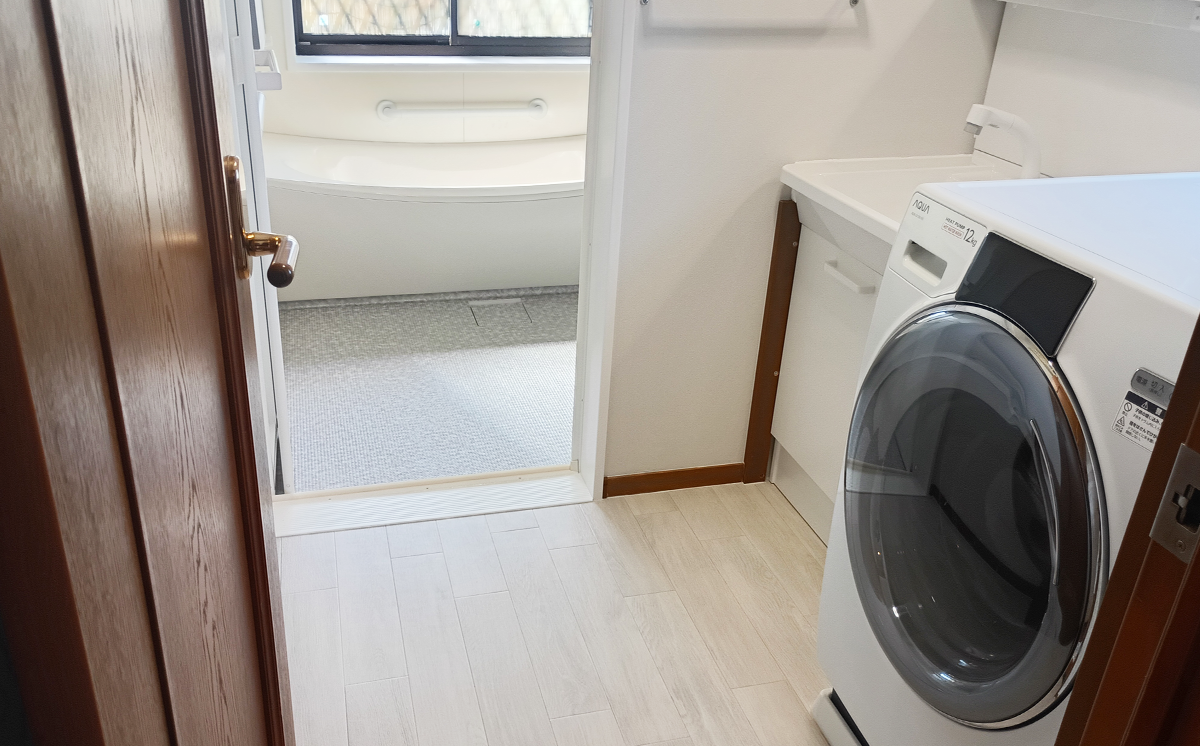 水周りのリフォームで<br />
窓やフロアも快適に。