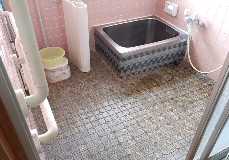 窓も大きいため、冬は寒く、部分的に割れもあったタイル貼りの浴室