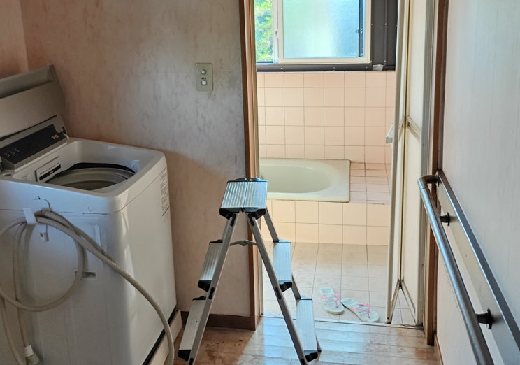 段差があり、タイル張りなので冬は寒い浴室でした。